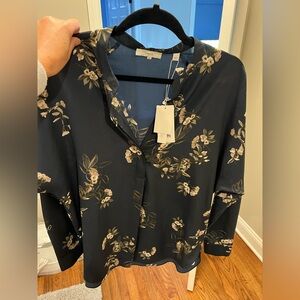 VINCE Navy blue gorgeous silk floral top
Sz M